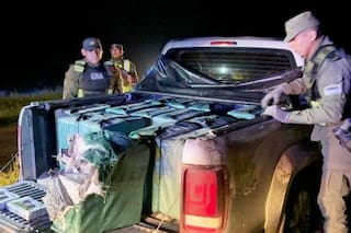Abandonaron una camioneta con casi media tonelada de cocaína y huyeron a campo traviesa