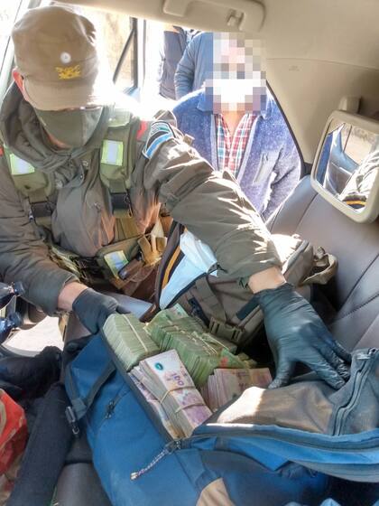 Gendarmería secuestró más de 10 millones de pesos y 31.000 dólares que era trasladado por dos personas en un auto desde la Ciudad de Buenos Aires hacia Mendoza