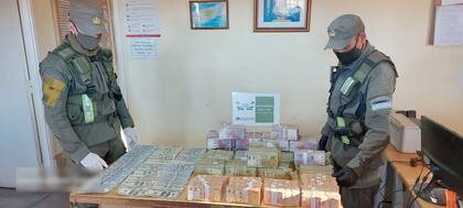 Gendarmería secuestró más de 10 millones de pesos y 31.000 dólares que era trasladado por dos personas en un auto desde la Ciudad de Buenos Aires hacia Mendoza