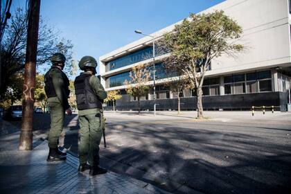 Gendarmería también aportó efectivos en el despliegue de vigilancia alrededor del edificio donde se realiza el juicio al Viejo Cantero