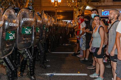 Gendarmería y manifestantes afuera del Congreso durante el debate por la "Ley Ómnibus"