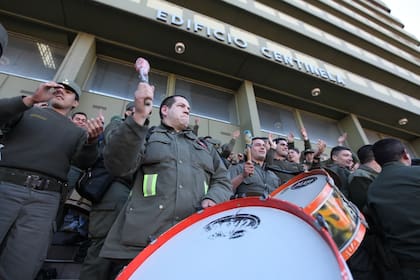 Gendarmes continúan su protesta frente el Edificio Centinela