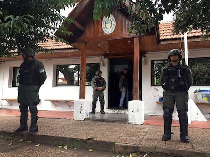 Gendarmes custodian la comisaría de Llavallol, donde fueron detenidos tres policías bonaerenses