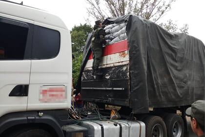 Gendarmes encuentran la droga entre un cargamento de carbón