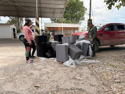 Gendarmes inspeccionan el mobiliario transportado por la camioneta sobre la Ruta Nacional N 50, donde se detect la carga de cocana