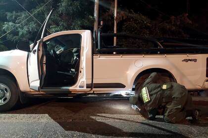 Gendarmes inspeccionan una camioneta en uno de los operativos nocturnos realizados en zonas de frontera
