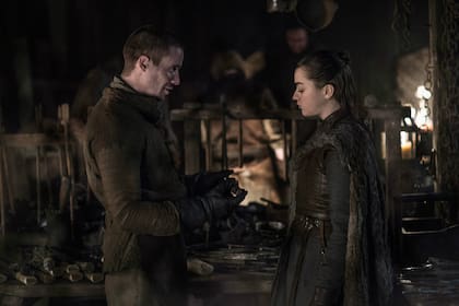 Gendry y Arya Stark se preparan para la llegada de los Caminantes Blancos en "Winterfell", el primer capítulo de la octava temporada de Game of Thrones