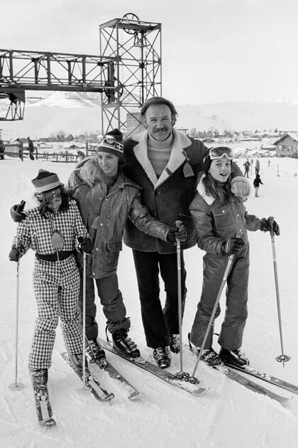Gene Hackman en una postal retro junto a sus tres hijos