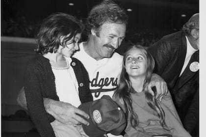 Gene Hackman junto a sus hijas en una foto de archivo