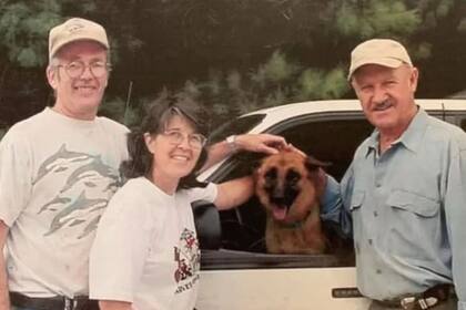 Gene Hackman y el perro que adoptó en 1999 (Foto: Facebook/ Animal Rescue Inc)