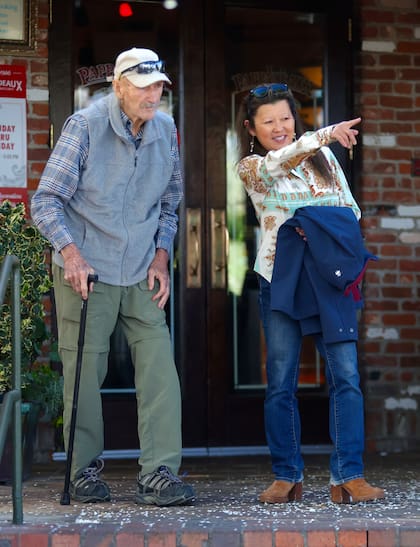 Gene Hackman y su esposa, Betsy Arakawa, fotografiados en abril del año pasado