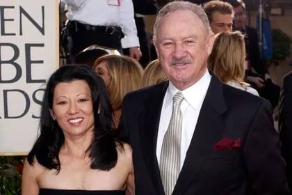Gene Hackman y su esposa, Betsy Arakawa, en la entrega de los Globo de Oro de 2003
