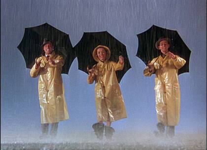 Gene Kelly, Debbie Reynolds y Donald O Connor en Cantando bajo la lluvia