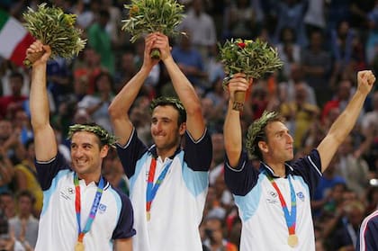 La coronación de la Generación Dorada en Atenas 2004: Alejandro Montecchia, Emanuel Ginóbili y Juan Ignacio "Pepe" Sánchez.