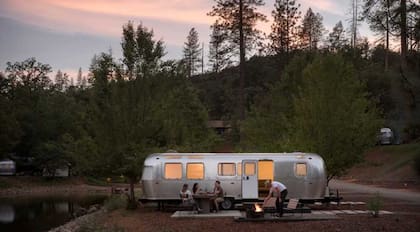 Generadores solares, paneles plegables y baterías de litio son las principales alternativas que ofrece el mercado californiano para zonas de camping