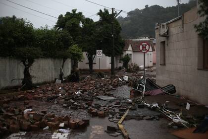Vista general de una calle destruida por las fuertes lluvias en Sinimbu, en la región de Vale do Rio Pardo de Rio Grande do Sul, Brasil, el 1 de mayo de 2024. El número de víctimas después de las fuertes lluvias en el estado de Rio Grande do Sul, en el sur de Brasil, aumentó a ocho muertos y 21 desaparecidos