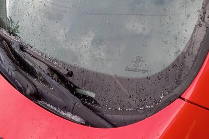 Generalmente al caer a la superficie, el aguanieve termina por derretirse, pero algunas personas pudieron captar fragmentos sobre sus autos