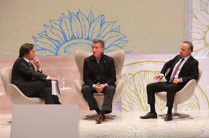José Del Rio (LA NACION), Luis Miguel Etchevehere (secretario de Agroindustria) y Antonio Aracre (Syngenta)