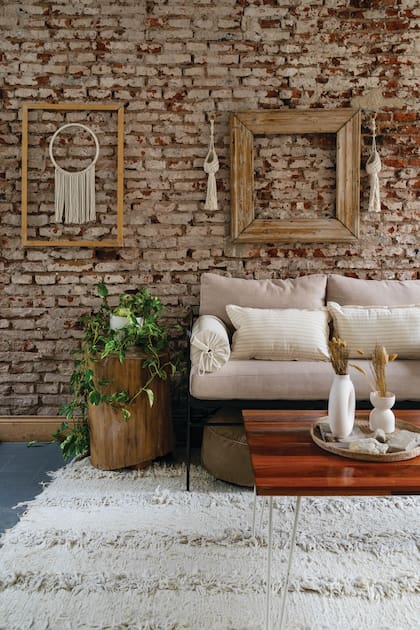 Generó un estar con un camastro de hierro con almohadones de lino (@gilligansdeco), una alfombra de pelo largo (@droom.ba) y mucho verde