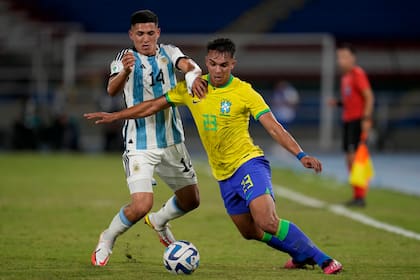 Génez disputa la pelota con Giovane