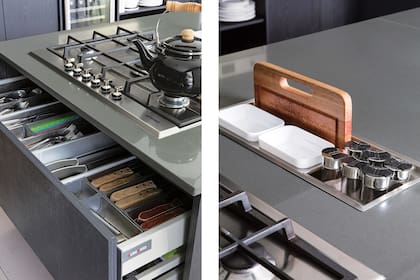 Genial el recurso del cajón de acero instalado al lado del anafe, donde se colocaron especieros y tabla de madera (Enjoy House).