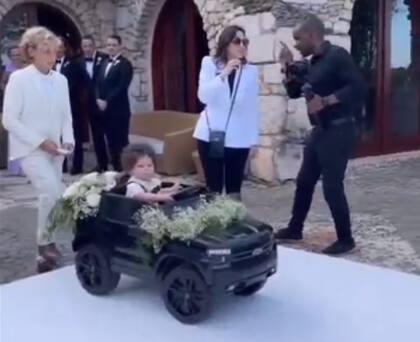 Gennaro hizo una entrada triunfal en la boda de sus papás Francisca y Francesco