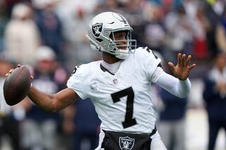 Geno Smith lanza para 362 yardas y un TD, Ashton Jeanty anota y Raiders vencen 20-13 a Patriots