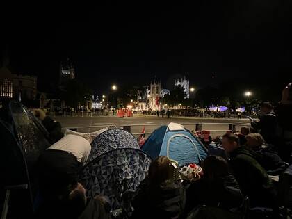 Gente acampando frente a la Abadía de Westminster 