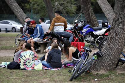 En medio de la pandemia de coronavirus, gente al aire libre por el clima clido en Nicols Repetto y el ro, en San Isidro