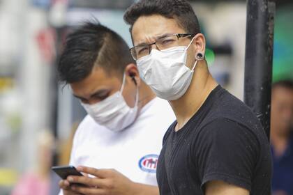 Además de colocarse el barbijo al salir a la calle y en ámbitos laborales, ahora proponen su uso dentro del hogar