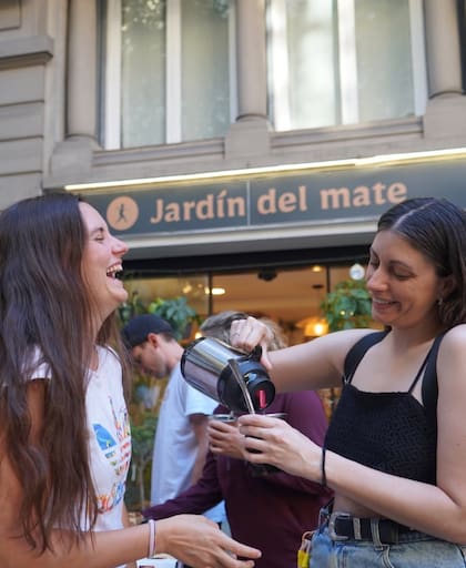 Gente de diferentes nacionalidades se acerca al local para probar el mate