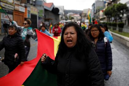 Gente en las calles de La Paz, luego de la renuncia de Evo Morales