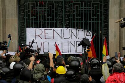 Gente en las calles de La Paz, luego de la renuncia de Evo Morales