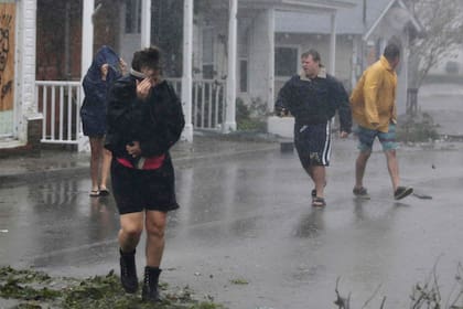 Gente en las calles de Swansboro, el huracán provocó daños en las viviendas
