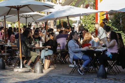 Los bares podrán abrir hasta las 23, pero solo estarán habilitados a atender en mesas al aire libre