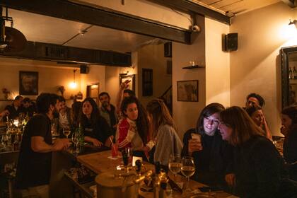 Gente en un bar en Tel Aviv el 1 de abril de 2021. El plan de vacunación de Israel ha sido exitoso y hoy en día la gente está volviendo a la normalidad. 