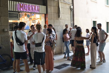 Gente en un local de empanadas en Split, Crocia