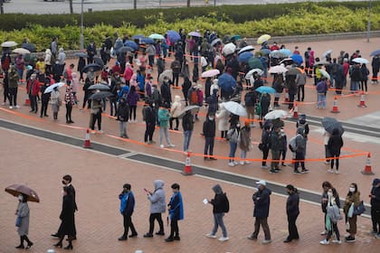 Gente esperando para hacerse pruebas de coronavirus en un centro de pruebas en Hong Kong, el lunes 7 de febrero de 2022. (AP Foto/Vincent Yu)