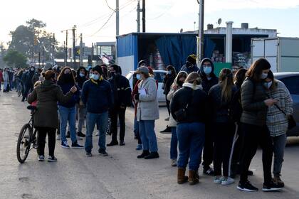 Gente hace fila para vacunarse en Paso de Carrasco, Canelones 