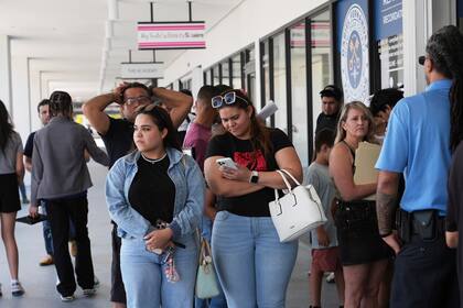 Gente haciendo fila ante la Oficina de Hacienda del condado Miami-Dade el martes 6 de mayo de 2025, en Miami