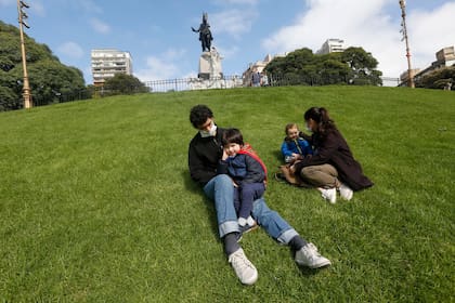 La ciudad analiza habilitar salidas recreativas de niños con un solo padre y en horarios definidos