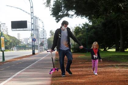 El anuncio de la última extensión de la cuarentena generó dudas y muchos porteños salieron a las plazas