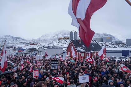 Gente protesta contra la estrategia de Donald Trump hacia Groenlandia ante el consulado estadounidense en Nuuk, Groenlandia, el sábado 17 de enero de 2026. (AP foto/Evgeniy Maloletka)