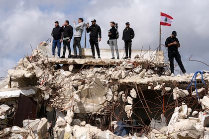 Gente reunida mientras el primer ministro libanés, Nawaf Salam, visita zonas en el sur de Líbano junto a la frontera con Israel