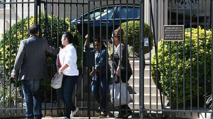 Gente sale de la embajada de Cuba en Washington