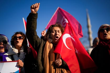 Gente se manifiesta contra el ingreso de Suecia a la OTAN en Estambul, Turquía, martes 23 de enero de 2024. (AP/Francisco Seco)