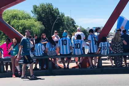 Gente sobre la General Paz esperando ver al micro de la Selección Nacional .