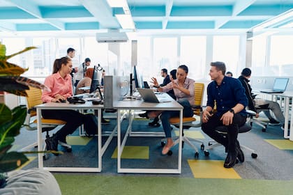 Gente trabajando en oficina