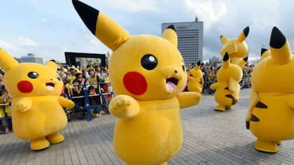 Gente vestida como Pikachu, un Pokémon que se mueve muy rápido y tiene poderes eléctricos