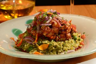 Arroz verde con langostinos grill
